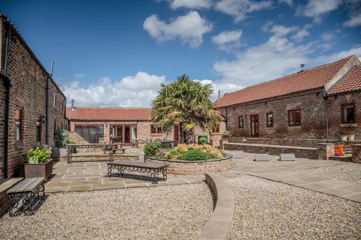 The cottage courtyard with outdoor tables and seating